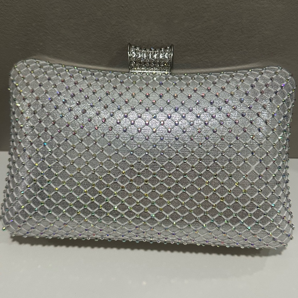 Glamorous Silver Clutch with Crystal Clasp and Mesh Design